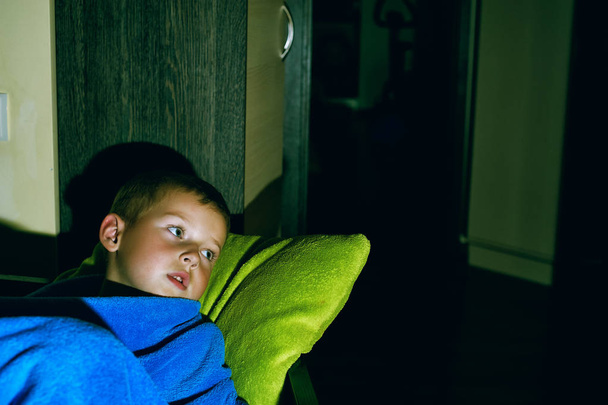 un bambino spaventato a letto. Terrori notturni
 - Foto, immagini