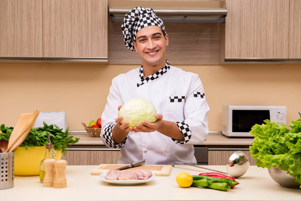 Junger Koch arbeitet in der Küche - Foto, Bild