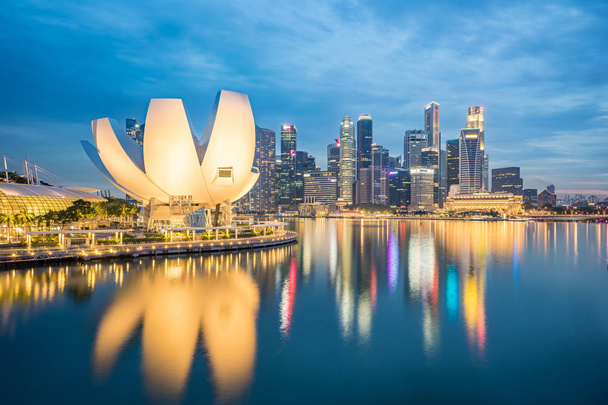 Ορίζοντας Σιγκαπούρης πόλη τη νύχτα στην πόλη Σιγκαπούρη, Σιγκαπούρη - Φωτογραφία, εικόνα