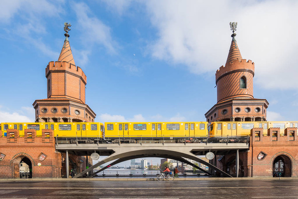 ドイツのベルリン都市の Oberbaum 橋のランドマーク - 写真・画像