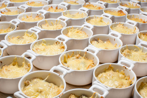 Buffet julienne fondue gesmolten kaas - Foto, afbeelding