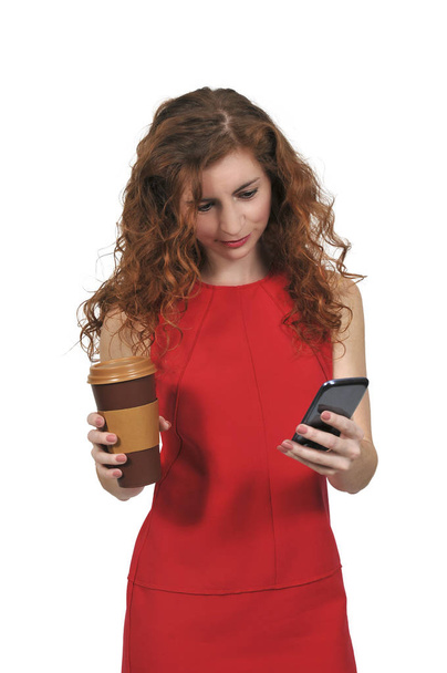 Nainen puhelimessa kahvin kanssa
 - Valokuva, kuva