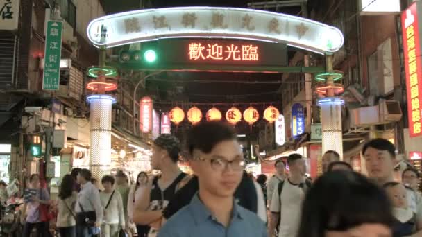 TAIPEI, TAIWAN - 10 квітня, Люди відвідують нічний ринок Тонхуа 10 квітня 2017 року в Тайбеї, Тайвань. Нічний ринок Тонхуа є однією з найстаріших і найпопулярніших нічних  - Кадри, відео