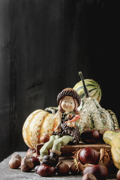 Dekoration für Halloween. klein der meiste Kürbis mit Kastanien und  - Foto, Bild