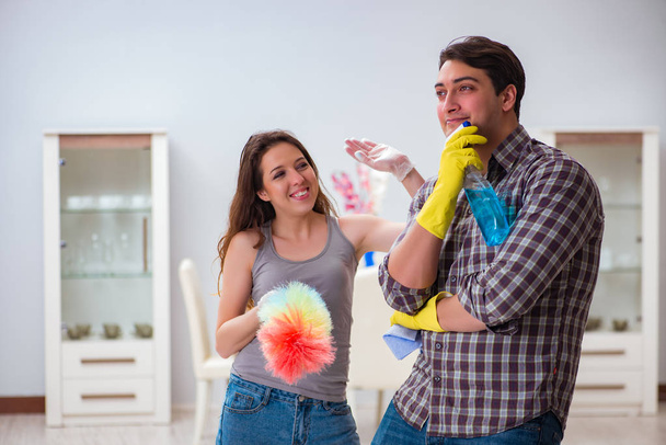 Esposa e marido fazendo limpeza em casa - Foto, Imagem