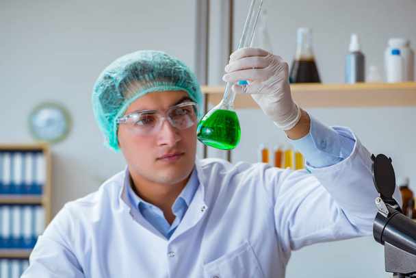 Científico biotecnológico trabajando en el laboratorio - Foto, Imagen