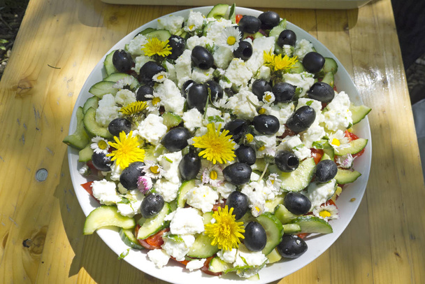 salát s kozím sýrem a květiny - Fotografie, Obrázek