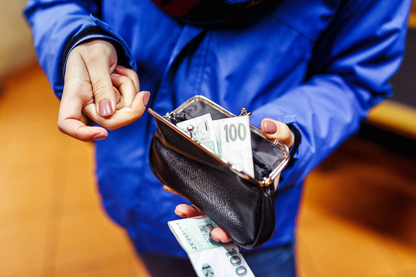 Η γυναίκα κρατώντας ένα τσαντάκι με κορώνες Τσεχίας και μετρώντας τα χρήματα - Φωτογραφία, εικόνα