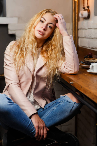 Young long-haired girl in cafe - Foto, Bild