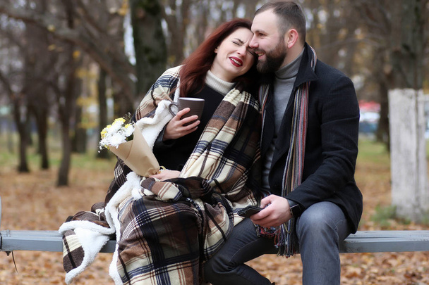 couple in love date in autumn park - Foto, Bild