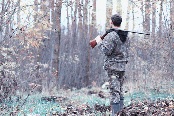 Człowiek w kamuflażu i karabinem polowania w lesie na sp - Zdjęcie, obraz