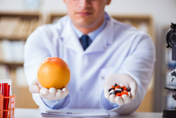 Doctor offering the choice between healthy and vitamins - Foto, imagen