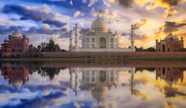 Taj Mahal Agra com vista panorâmica do pôr-do-sol e céu temperamental
.  - Foto, Imagem