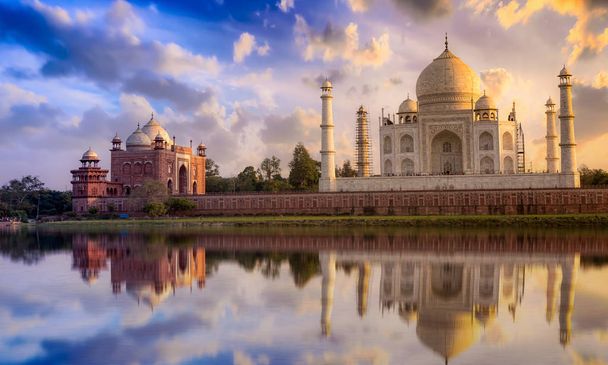Taj Mahal Agra na zachód słońca, żywe odbicie nieba i wody. - Zdjęcie, obraz