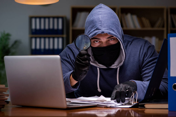 Ο χάκερ κλέβει προσωπικά δεδομένα από οικιακό υπολογιστή - Φωτογραφία, εικόνα