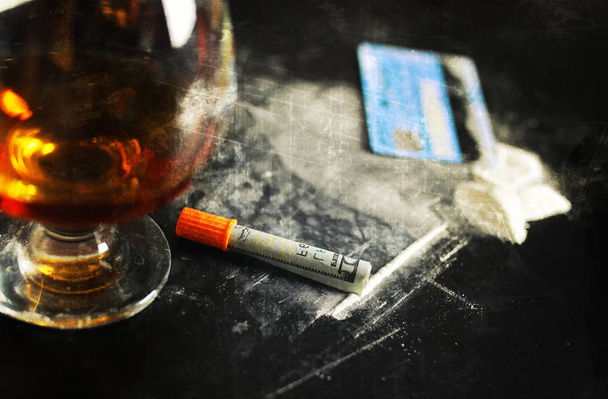 kazı-kazan fotoğraf kavramı bağımlılığı kokain alkol cam uyuşturucu - Fotoğraf, Görsel