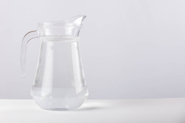 Szklany dzbanek z wodą na białym tle - Zdjęcie, obraz