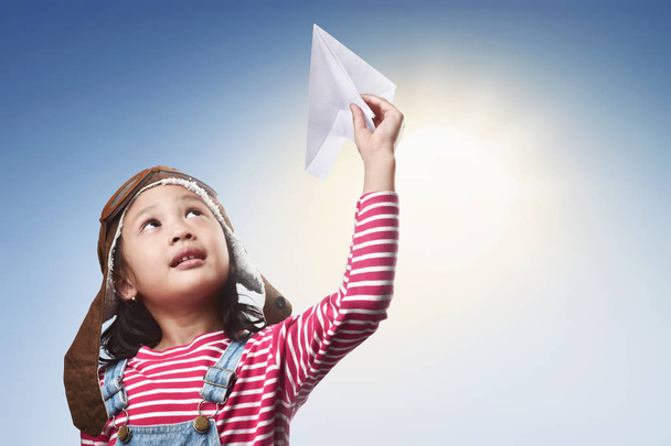 asian kid girl with paper plane - Φωτογραφία, εικόνα