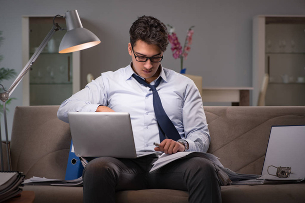 Empresario adicto al trabajo trabajando hasta tarde en casa - Foto, Imagen