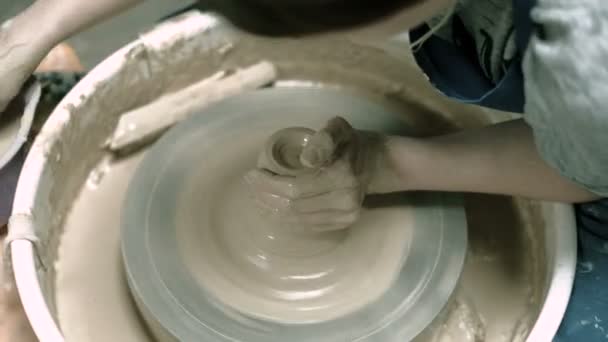 Potter gliny na kole garncarskim 4k - Materiał filmowy, wideo