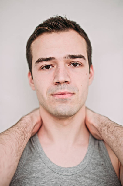 Detailní záběr portrét pohledný mladý muž v bílém - Fotografie, Obrázek