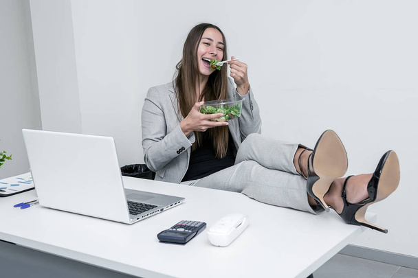 Bella donna che pranza in ufficio
 - Foto, immagini