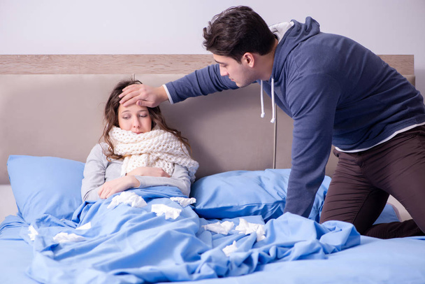 Moglie prendersi cura di marito malato a casa a letto - Foto, immagini