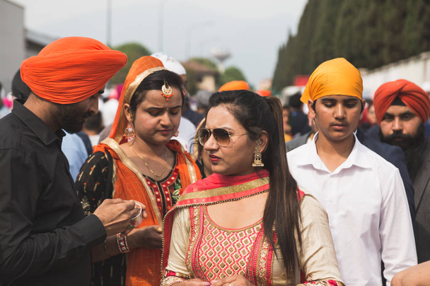 Sikhs taking part in the Vaisakhi parade - Фото, зображення
