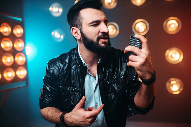 férfi szakállas énekes - Fotó, kép