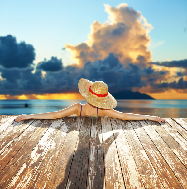 Vrouw in hat ontspannen op strand - Foto, afbeelding