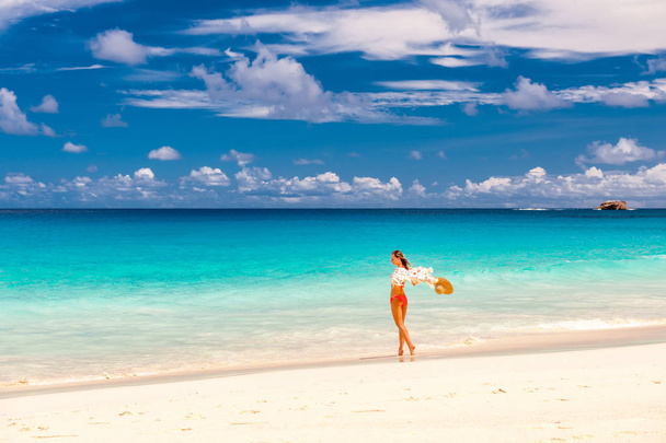 Жінка з сароном на пляжі
 - Фото, зображення