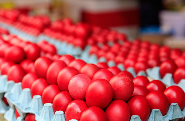 Huevos rojos de Pascua a la venta en un mercado al aire libre
 - Foto, imagen