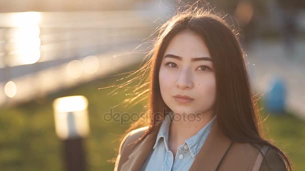 Portret pięknej kobiety Azjatki uśmiechający się na zewnątrz - Materiał filmowy, wideo