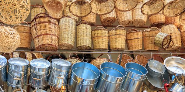 Variedad de cestas de mimbre y contenedores galvanizados
 - Foto, imagen