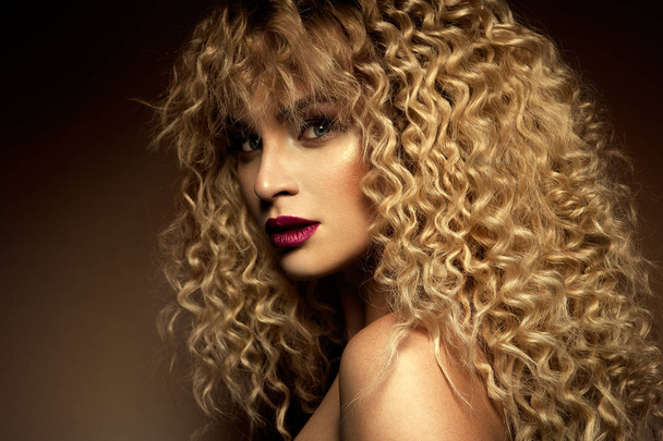 Beautiful face of a fashion model with blue eyes.Curly hair. Red lips. - Foto, Imagem