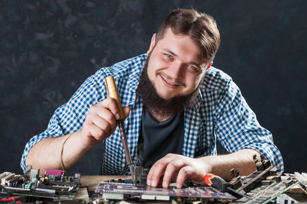 technicien d'entretien réparation de composants informatiques
 - Photo, image