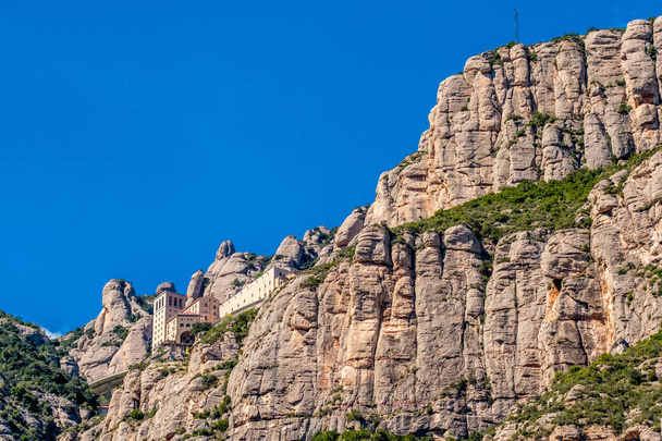 Montañas alrededor del Monasterio de Montserrat
 - Foto, imagen
