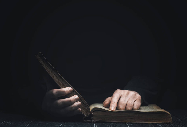 man Book reading - Фото, изображение