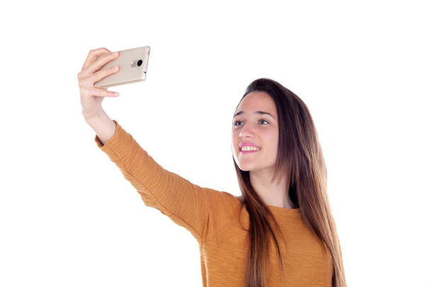ティーンエイ ジャーの女の子が彼女の携帯電話で selfie を取って - 写真・画像