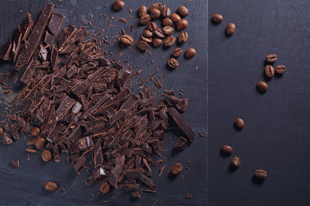 Dark chopping chocolate, black roasted coffee beans, on dark bac - Foto, imagen