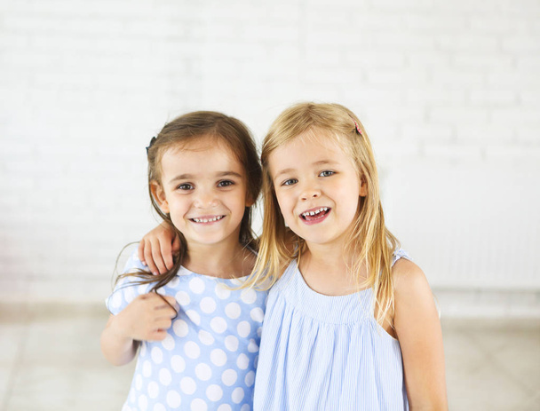 Portret van twee gelukkig lachend jonge meisjes - Foto, afbeelding