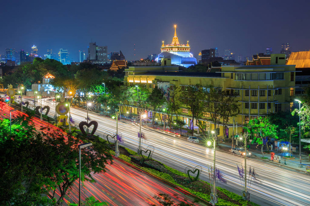 Wat Saket Ratcha ξενοδοχείου Wora Maha Wihan και Road Ratchadamnoen Klang στη νύχτα φορές. - Φωτογραφία, εικόνα
