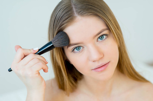 Woman applying makeup - 写真・画像