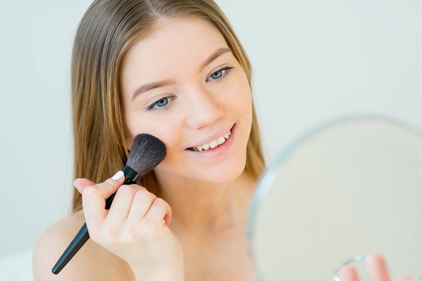 Woman applying makeup - Φωτογραφία, εικόνα