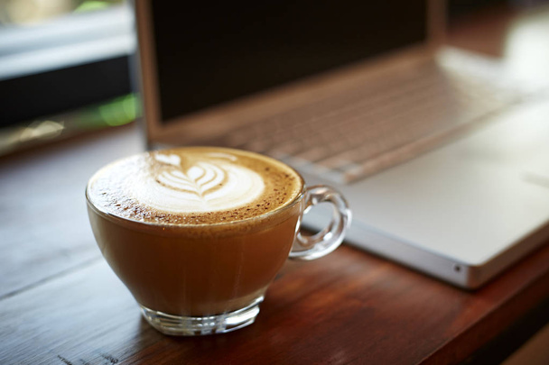 taze kahve fincan ile dizüstü bilgisayar  - Fotoğraf, Görsel