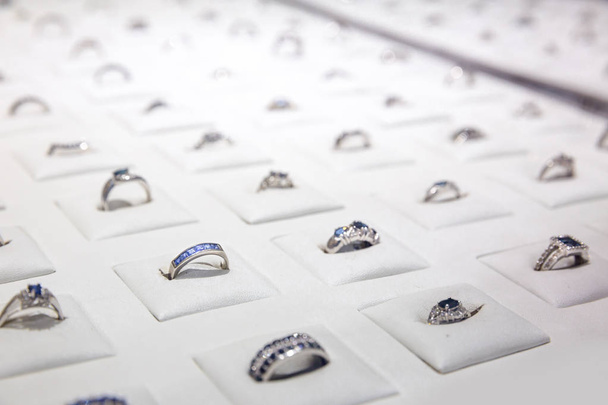 gyűrűk, drágakövek díszítik  - Fotó, kép