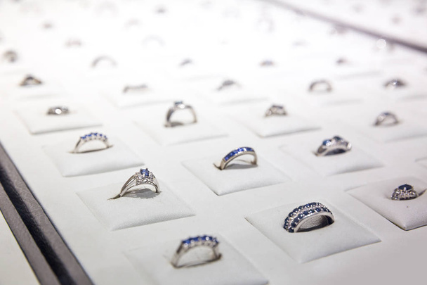 anillos decorados con piedras preciosas
  - Foto, imagen
