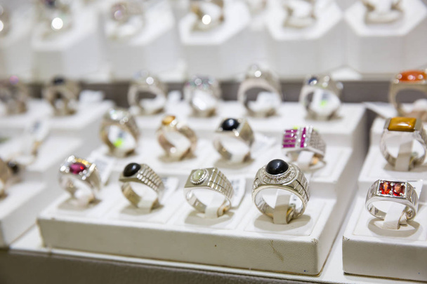 anillos decorados con piedras preciosas
  - Foto, Imagen