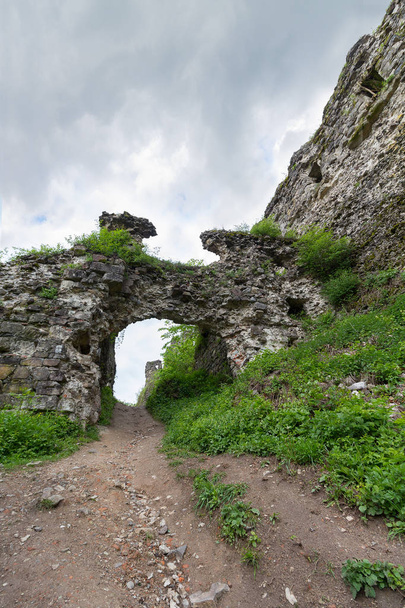 Eski ortaçağ kalesi kalıntıları ediyor. Hust, Ukrayna - Fotoğraf, Görsel