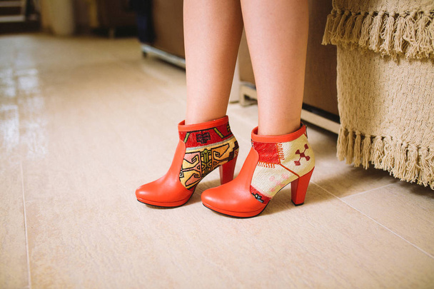 Lookbook naisen jalat punaisella nahkasaappaita sisustus
 - Valokuva, kuva